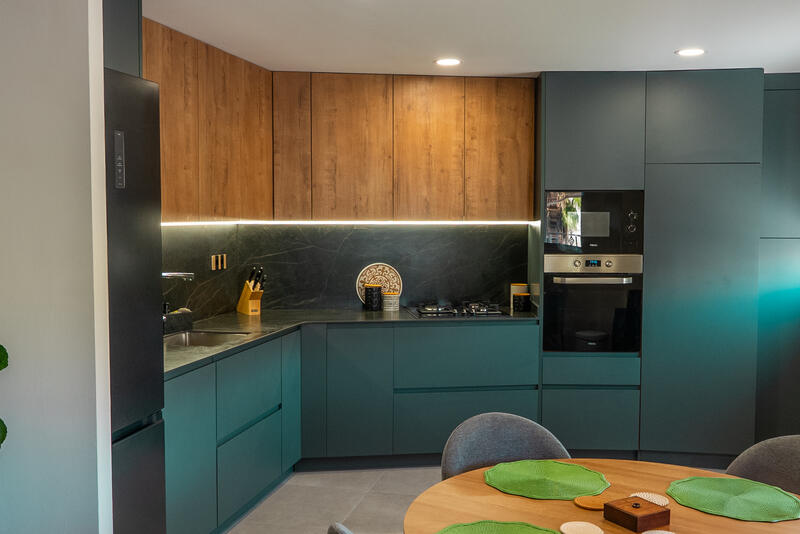 Cocina verde oscuro y madera con encimera