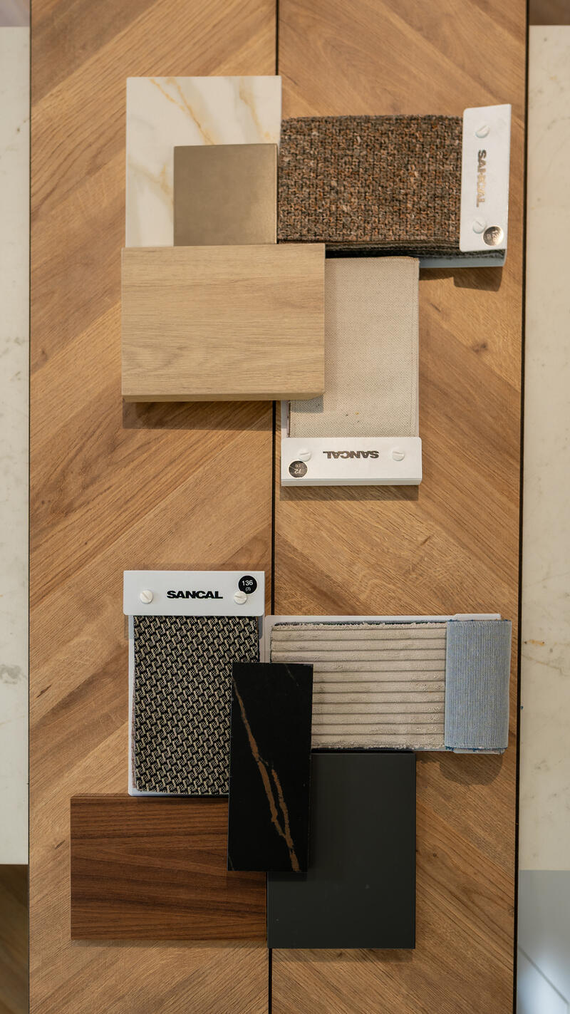 Muestras de acabados y maderas sobre una mesa