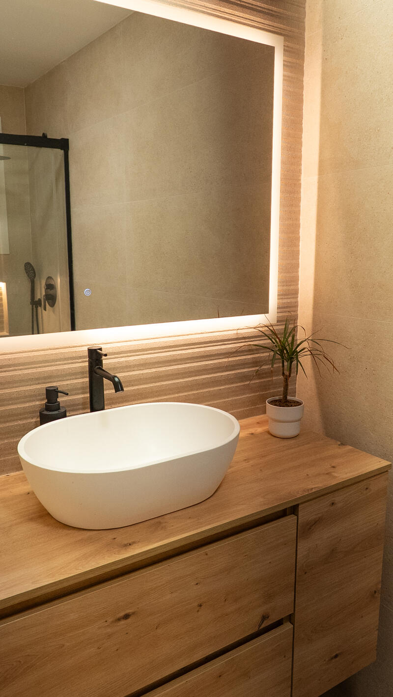 Lavabo sobre encimera con espejo iluminado